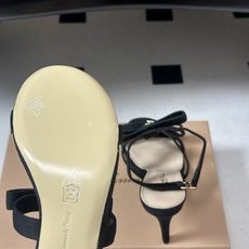 Gianvito Rossi 26春夏新款 罗西GR 经典R扣一字带平底凉拖鞋细高跟凉拖鞋绕带搭扣凉鞋 以品牌标志性的简 Gianvito Rossi 26春夏新款 罗西GR 经典R扣一字带平底凉拖鞋细高跟凉拖鞋绕带搭扣凉鞋 以品牌标志性的简