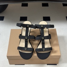 Gianvito Rossi 26春夏新款 罗西GR 经典R扣一字带平底凉拖鞋细高跟凉拖鞋绕带搭扣凉鞋 以品牌标志性的简 Gianvito Rossi 26春夏新款 罗西GR 经典R扣一字带平底凉拖鞋细高跟凉拖鞋绕带搭扣凉鞋 以品牌标志性的简