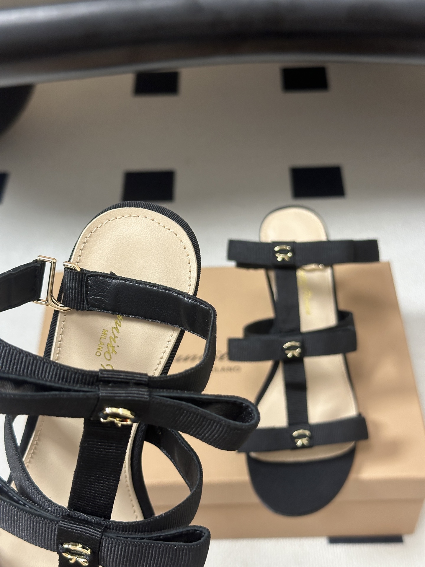 Gianvito Rossi 26春夏新款 罗西GR 经典R扣一字带平底凉拖鞋细高跟凉拖鞋绕带搭扣凉鞋 以品牌标志性的简 Gianvito Rossi 26春夏新款 罗西GR 经典R扣一字带平底凉拖鞋细高跟凉拖鞋绕带搭扣凉鞋 以品牌标志性的简
