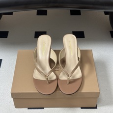 Gianvito Rossi 26春夏新款 罗西GR 极简风人字拖鞋高跟夹趾凉拖鞋 这双夹趾高跟凉拖,是品牌标志性极简美 Gianvito Rossi 26春夏新款 罗西GR 极简风人字拖鞋高跟夹趾凉拖鞋 这双夹趾高跟凉拖,是品牌标志性极简美