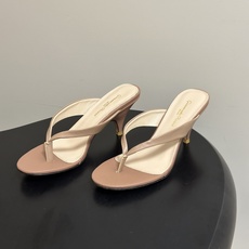 Gianvito Rossi 26春夏新款 罗西GR 极简风人字拖鞋高跟夹趾凉拖鞋 这双夹趾高跟凉拖,是品牌标志性极简美 Gianvito Rossi 26春夏新款 罗西GR 极简风人字拖鞋高跟夹趾凉拖鞋 这双夹趾高跟凉拖,是品牌标志性极简美