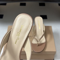 Gianvito Rossi 26春夏新款 罗西GR 极简风人字拖鞋高跟夹趾凉拖鞋 这双夹趾高跟凉拖,是品牌标志性极简美 Gianvito Rossi 26春夏新款 罗西GR 极简风人字拖鞋高跟夹趾凉拖鞋 这双夹趾高跟凉拖,是品牌标志性极简美