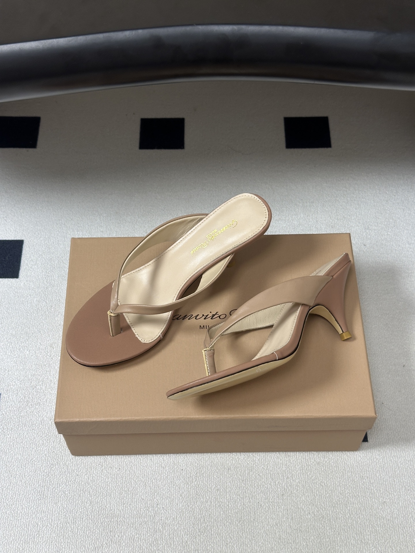 Gianvito Rossi 26春夏新款 罗西GR 极简风人字拖鞋高跟夹趾凉拖鞋 这双夹趾高跟凉拖,是品牌标志性极简美 Gianvito Rossi 26春夏新款 罗西GR 极简风人字拖鞋高跟夹趾凉拖鞋 这双夹趾高跟凉拖,是品牌标志性极简美