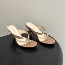 Gianvito Rossi 26春夏新款 罗西GR 极简风人字拖鞋高跟夹趾凉拖鞋 这双夹趾高跟凉拖,是品牌标志性极简美 Gianvito Rossi 26春夏新款 罗西GR 极简风人字拖鞋高跟夹趾凉拖鞋 这双夹趾高跟凉拖,是品牌标志性极简美