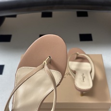 Gianvito Rossi 26春夏新款 罗西GR 极简风人字拖鞋高跟夹趾凉拖鞋 这双夹趾高跟凉拖,是品牌标志性极简美 Gianvito Rossi 26春夏新款 罗西GR 极简风人字拖鞋高跟夹趾凉拖鞋 这双夹趾高跟凉拖,是品牌标志性极简美