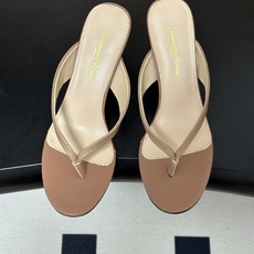 Gianvito Rossi 26春夏新款 罗西GR 极简风人字拖鞋高跟夹趾凉拖鞋 这双夹趾高跟凉拖,是品牌标志性极简美 Gianvito Rossi 26春夏新款 罗西GR 极简风人字拖鞋高跟夹趾凉拖鞋 这双夹趾高跟凉拖,是品牌标志性极简美