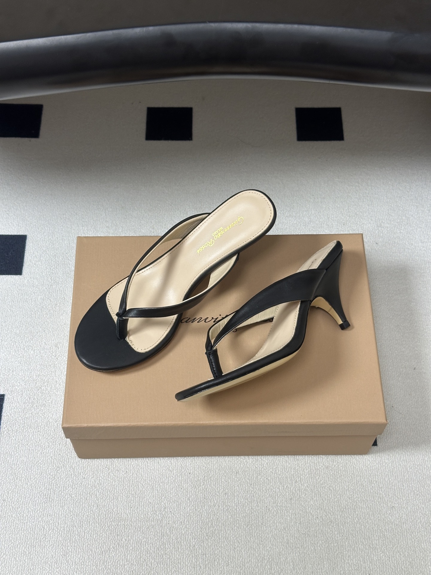 Gianvito Rossi 26春夏新款 罗西GR 极简风人字拖鞋高跟夹趾凉拖鞋 这双夹趾高跟凉拖,是品牌标志性极简美 Gianvito Rossi 26春夏新款 罗西GR 极简风人字拖鞋高跟夹趾凉拖鞋 这双夹趾高跟凉拖,是品牌标志性极简美