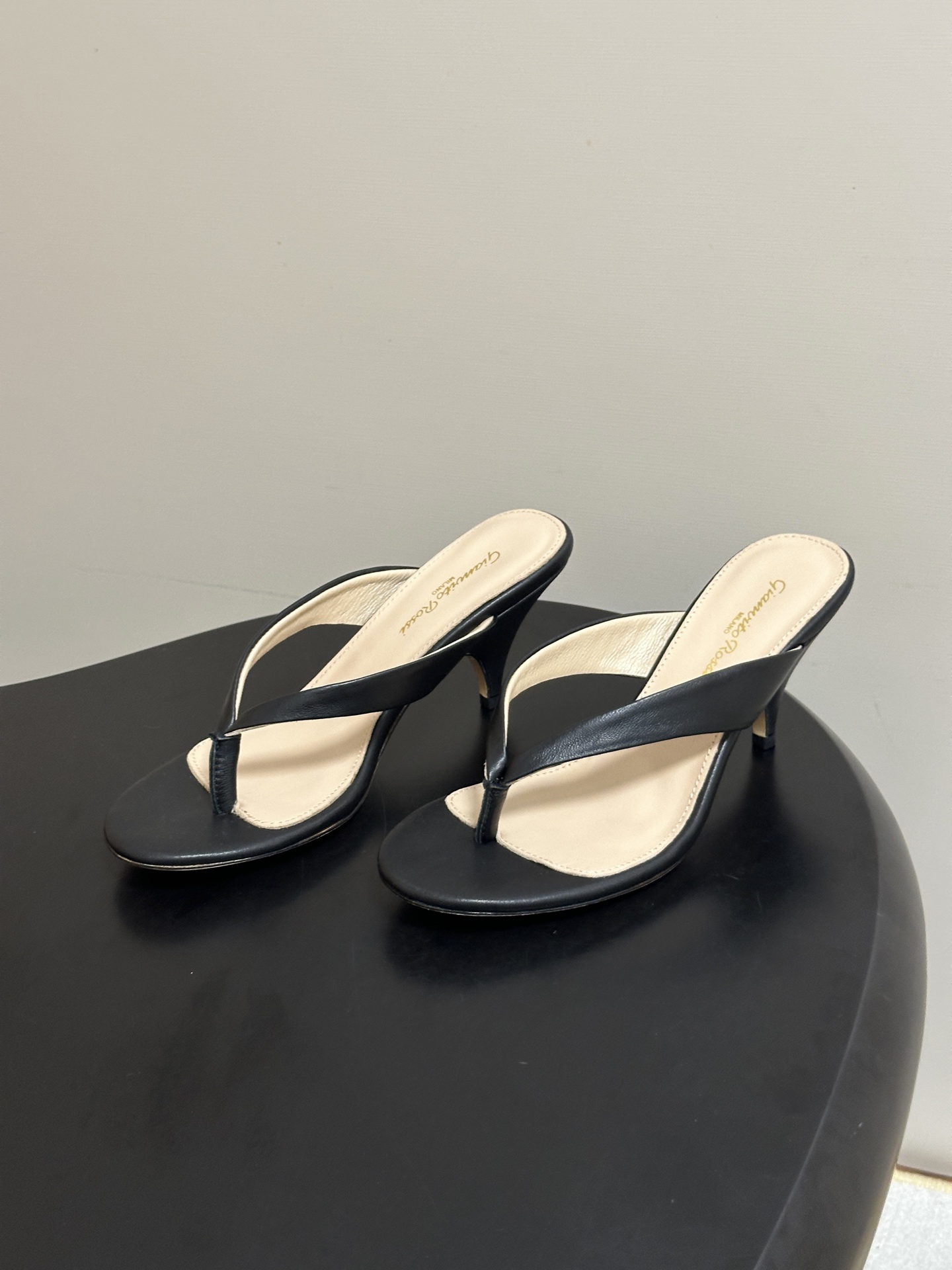 Gianvito Rossi 26春夏新款 罗西GR 极简风人字拖鞋高跟夹趾凉拖鞋 这双夹趾高跟凉拖,是品牌标志性极简美 Gianvito Rossi 26春夏新款 罗西GR 极简风人字拖鞋高跟夹趾凉拖鞋 这双夹趾高跟凉拖,是品牌标志性极简美