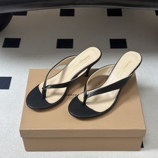 Gianvito Rossi 26春夏新款 罗西GR 极简风人字拖鞋高跟夹趾凉拖鞋 这双夹趾高跟凉拖,是品牌标志性极简美 Gianvito Rossi 26春夏新款 罗西GR 极简风人字拖鞋高跟夹趾凉拖鞋 这双夹趾高跟凉拖,是品牌标志性极简美