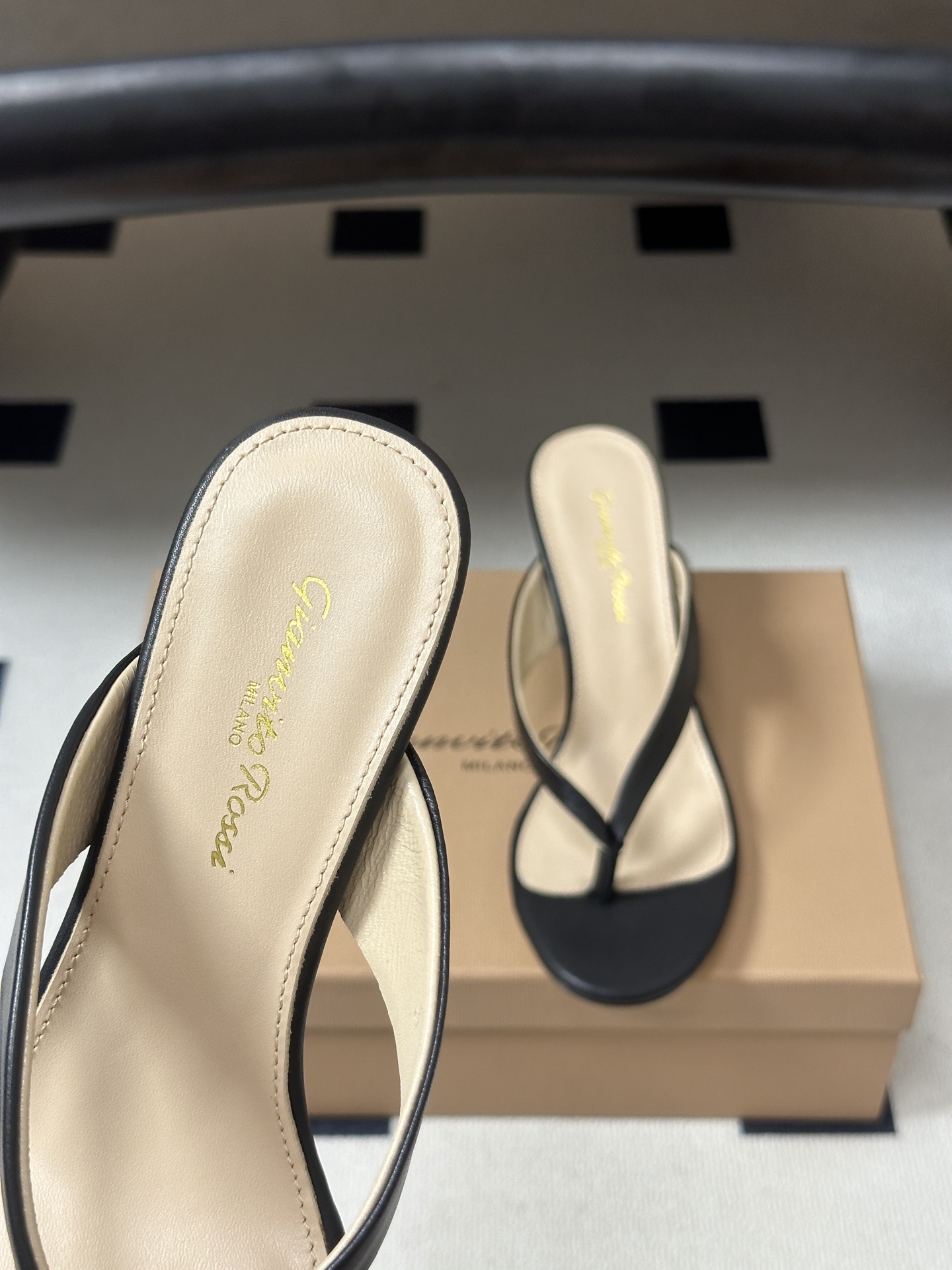 Gianvito Rossi 26春夏新款 罗西GR 极简风人字拖鞋高跟夹趾凉拖鞋 这双夹趾高跟凉拖,是品牌标志性极简美 Gianvito Rossi 26春夏新款 罗西GR 极简风人字拖鞋高跟夹趾凉拖鞋 这双夹趾高跟凉拖,是品牌标志性极简美
