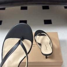 Gianvito Rossi 26春夏新款 罗西GR 极简风人字拖鞋高跟夹趾凉拖鞋 这双夹趾高跟凉拖,是品牌标志性极简美 Gianvito Rossi 26春夏新款 罗西GR 极简风人字拖鞋高跟夹趾凉拖鞋 这双夹趾高跟凉拖,是品牌标志性极简美