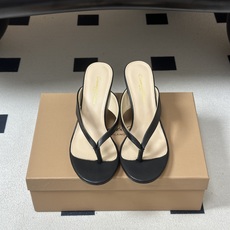 Gianvito Rossi 26春夏新款 罗西GR 极简风人字拖鞋高跟夹趾凉拖鞋 这双夹趾高跟凉拖,是品牌标志性极简美 Gianvito Rossi 26春夏新款 罗西GR 极简风人字拖鞋高跟夹趾凉拖鞋 这双夹趾高跟凉拖,是品牌标志性极简美