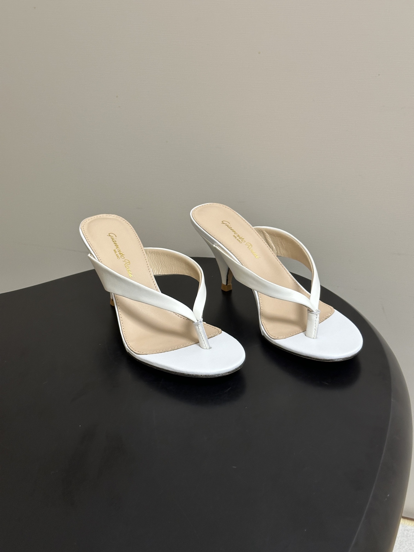 NO:958193,- Gianvito Rossi 26 spring and summer new model Rossi GR minimalist style flip-flops high-heeled flip-flops. This pair of flip-flops with high heels is the embodiment of the brand's iconic minimalist aesthetics. The neat flip-flops design is paired with slender high heels. There are no unnecessary decorations. Only clean lines and delicate leather materials are used to outline a high-end and sexy temperament.  Paired with it, it is a well-deserved versatile item in summer. It can be easily worn with high-waisted jeans for a casual and proportional street feel. Change it to a drapey silk skirt or dress, and it can instantly switch to an elegant date atmosphere. Whether it is daily outings, vacations, or light formal occasions, it can be easily adapted. Cowhide upper, sheepskin lining, Italian genuine leather outsole, heel height 7cm  Size 35-39 (40.41 customized, non-refundable), split-toe shoes, slippers, skirts, jeans, cowhide, sheepskin, real silk, Leather soles19860909- Gianvito Rossi 26春夏新款 罗西GR 极简风人字拖鞋高跟夹趾凉拖鞋 这双夹趾高跟凉拖,是品牌标志性极简美学的体现,利落的夹趾设计搭配纤细的高跟,没有多余的装饰,仅用干净的线条和细腻的皮革材质,就勾勒出高级又性感的气质. 搭配上它是当之无愧的夏日百搭单品,搭配高腰牛仔裤能轻松穿出随性又显比例的街头感,换成垂坠感的真丝半裙或连衣裙,又能瞬间切换为优雅的约会氛围,无论是日常出街、度假出行还是轻正式场合,都能轻松适配. 鞋面牛皮 内里垫脚羊皮 鞋底意大利真皮大底 跟高7cm 码数35-39（40.41定做不退换）,分趾鞋,slippers,skirts,jeans,cowhide,sheepskin,real silk,Leather soles,Women's Shoes