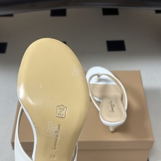 Gianvito Rossi 26春夏新款 罗西GR 极简风人字拖鞋高跟夹趾凉拖鞋 这双夹趾高跟凉拖,是品牌标志性极简美 Gianvito Rossi 26春夏新款 罗西GR 极简风人字拖鞋高跟夹趾凉拖鞋 这双夹趾高跟凉拖,是品牌标志性极简美