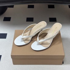 Gianvito Rossi 26春夏新款 罗西GR 极简风人字拖鞋高跟夹趾凉拖鞋 这双夹趾高跟凉拖,是品牌标志性极简美 Gianvito Rossi 26春夏新款 罗西GR 极简风人字拖鞋高跟夹趾凉拖鞋 这双夹趾高跟凉拖,是品牌标志性极简美