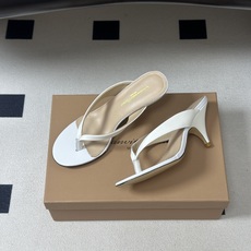 Gianvito Rossi 26春夏新款 罗西GR 极简风人字拖鞋高跟夹趾凉拖鞋 这双夹趾高跟凉拖,是品牌标志性极简美 Gianvito Rossi 26春夏新款 罗西GR 极简风人字拖鞋高跟夹趾凉拖鞋 这双夹趾高跟凉拖,是品牌标志性极简美
