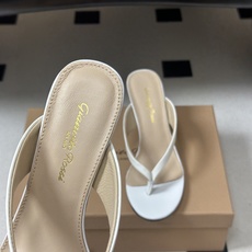 Gianvito Rossi 26春夏新款 罗西GR 极简风人字拖鞋高跟夹趾凉拖鞋 这双夹趾高跟凉拖,是品牌标志性极简美 Gianvito Rossi 26春夏新款 罗西GR 极简风人字拖鞋高跟夹趾凉拖鞋 这双夹趾高跟凉拖,是品牌标志性极简美
