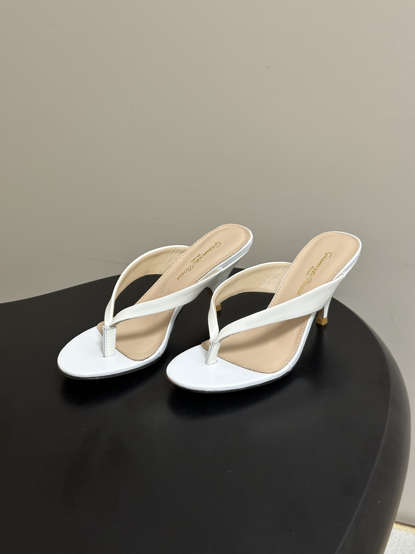 Gianvito Rossi 26春夏新款 罗西GR 极简风人字拖鞋高跟夹趾凉拖鞋 这双夹趾高跟凉拖,是品牌标志性极简美 Gianvito Rossi 26春夏新款 罗西GR 极简风人字拖鞋高跟夹趾凉拖鞋 这双夹趾高跟凉拖,是品牌标志性极简美