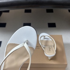 Gianvito Rossi 26春夏新款 罗西GR 极简风人字拖鞋高跟夹趾凉拖鞋 这双夹趾高跟凉拖,是品牌标志性极简美 Gianvito Rossi 26春夏新款 罗西GR 极简风人字拖鞋高跟夹趾凉拖鞋 这双夹趾高跟凉拖,是品牌标志性极简美