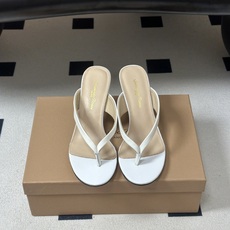 Gianvito Rossi 26春夏新款 罗西GR 极简风人字拖鞋高跟夹趾凉拖鞋 这双夹趾高跟凉拖,是品牌标志性极简美 Gianvito Rossi 26春夏新款 罗西GR 极简风人字拖鞋高跟夹趾凉拖鞋 这双夹趾高跟凉拖,是品牌标志性极简美