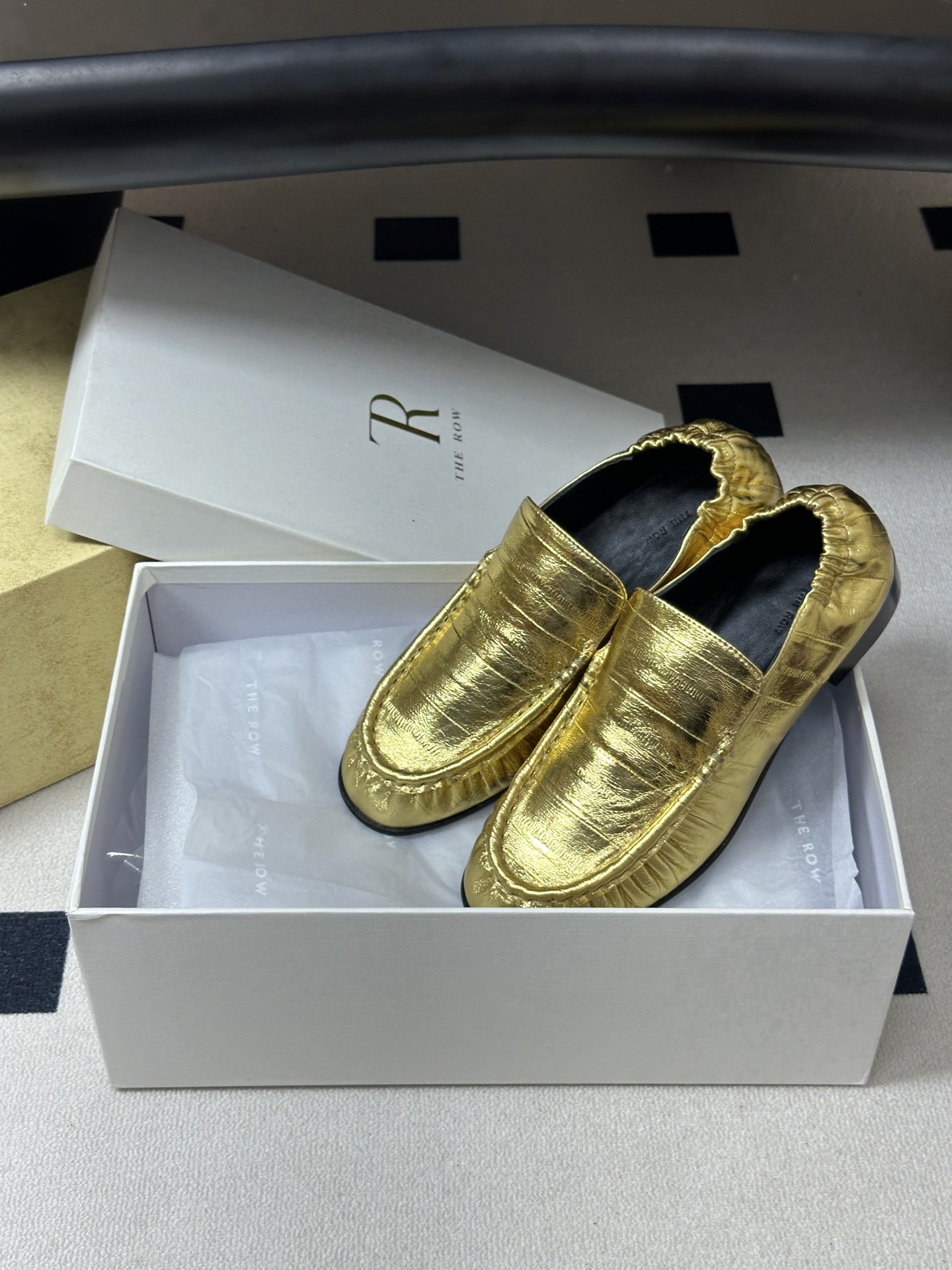 THE ROW 26Fw春夏新款 TR复古鳗鱼纹乐福鞋褶皱老钱风小皮鞋单鞋一脚蹬后松紧乐福鞋 这双乐福鞋简直是极简美学的 THE ROW 26Fw春夏新款 TR复古鳗鱼纹乐福鞋褶皱老钱风小皮鞋单鞋一脚蹬后松紧乐福鞋 这双乐福鞋简直是极简美学的