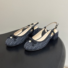 26ss早春新款Dior迪奥D-Ballet露跟高跟鞋CD字母珍珠扣蝴蝶结凉鞋字母印花粗面粗跟后空凉鞋 这款Dior B 26ss早春新款Dior迪奥D-Ballet露跟高跟鞋CD字母珍珠扣蝴蝶结凉鞋字母印花粗面粗跟后空凉鞋 这款Dior B