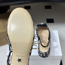 26ss早春新款Dior迪奥D-Ballet露跟高跟鞋CD字母珍珠扣蝴蝶结凉鞋字母印花粗面粗跟后空凉鞋 这款Dior B 26ss早春新款Dior迪奥D-Ballet露跟高跟鞋CD字母珍珠扣蝴蝶结凉鞋字母印花粗面粗跟后空凉鞋 这款Dior B