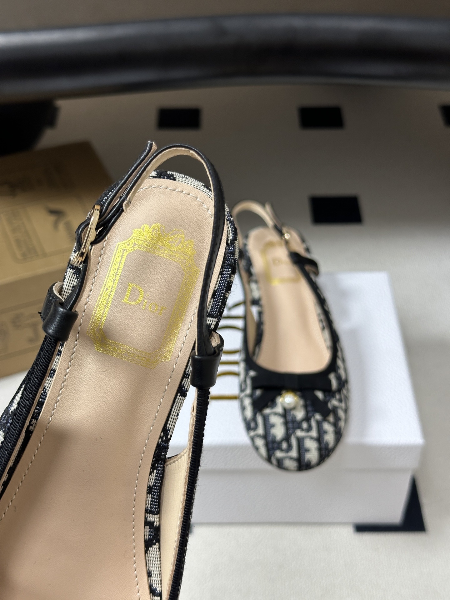 26ss早春新款Dior迪奥D-Ballet露跟高跟鞋CD字母珍珠扣蝴蝶结凉鞋字母印花粗面粗跟后空凉鞋 这款Dior B 26ss早春新款Dior迪奥D-Ballet露跟高跟鞋CD字母珍珠扣蝴蝶结凉鞋字母印花粗面粗跟后空凉鞋 这款Dior B