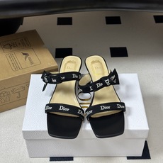 26ss春夏新款Dior 迪奥 J'Adior 饰带高跟凉鞋 CD字母刺绣织带蝴蝶结高跟凉拖鞋小猫跟拖鞋 这款 J'Ad 26ss春夏新款Dior 迪奥 J'Adior 饰带高跟凉鞋 CD字母刺绣织带蝴蝶结高跟凉拖鞋小猫跟拖鞋 这款 J'Ad