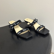 26ss春夏新款Dior 迪奥 J'Adior 饰带高跟凉鞋 CD字母刺绣织带蝴蝶结高跟凉拖鞋小猫跟拖鞋 这款 J'Ad 26ss春夏新款Dior 迪奥 J'Adior 饰带高跟凉鞋 CD字母刺绣织带蝴蝶结高跟凉拖鞋小猫跟拖鞋 这款 J'Ad