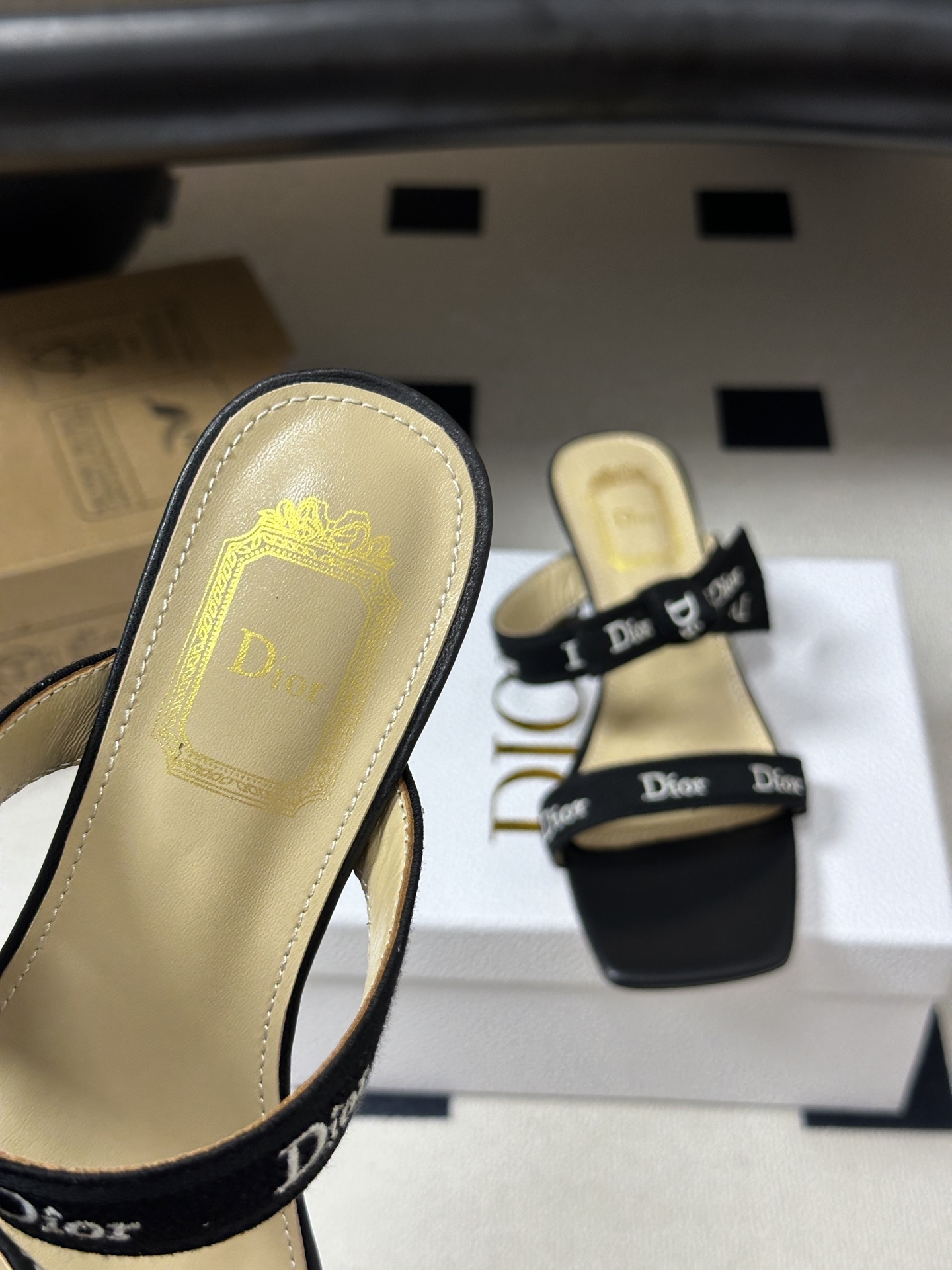 26ss春夏新款Dior 迪奥 J'Adior 饰带高跟凉鞋 CD字母刺绣织带蝴蝶结高跟凉拖鞋小猫跟拖鞋 这款 J'Ad 26ss春夏新款Dior 迪奥 J'Adior 饰带高跟凉鞋 CD字母刺绣织带蝴蝶结高跟凉拖鞋小猫跟拖鞋 这款 J'Ad
