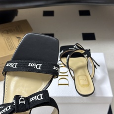 26ss春夏新款Dior 迪奥 J'Adior 饰带高跟凉鞋 CD字母刺绣织带蝴蝶结高跟凉拖鞋小猫跟拖鞋 这款 J'Ad 26ss春夏新款Dior 迪奥 J'Adior 饰带高跟凉鞋 CD字母刺绣织带蝴蝶结高跟凉拖鞋小猫跟拖鞋 这款 J'Ad