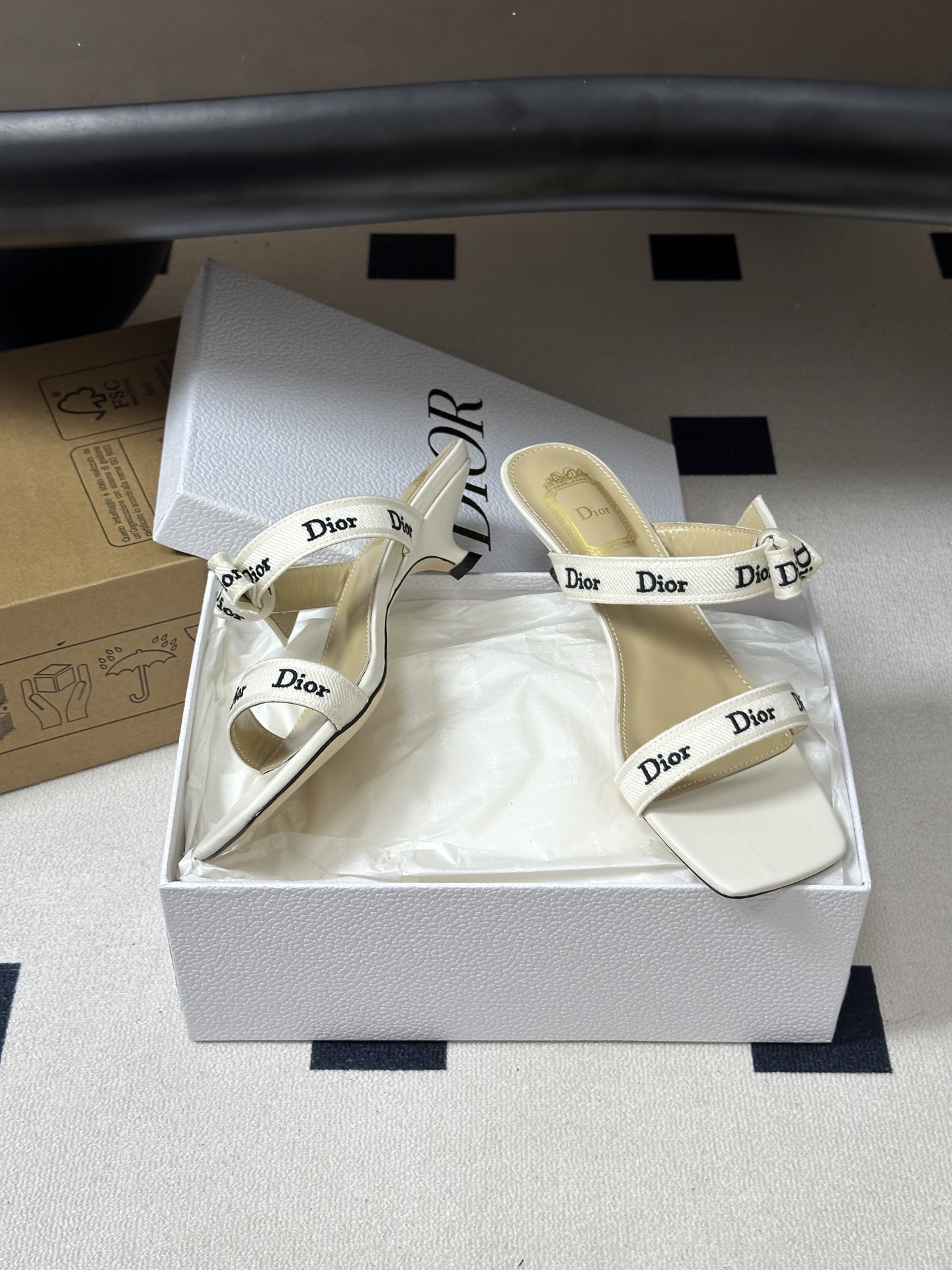 26ss春夏新款Dior 迪奥 J'Adior 饰带高跟凉鞋 CD字母刺绣织带蝴蝶结高跟凉拖鞋小猫跟拖鞋 这款 J'Ad 26ss春夏新款Dior 迪奥 J'Adior 饰带高跟凉鞋 CD字母刺绣织带蝴蝶结高跟凉拖鞋小猫跟拖鞋 这款 J'Ad
