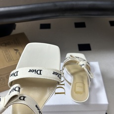 26ss春夏新款Dior 迪奥 J'Adior 饰带高跟凉鞋 CD字母刺绣织带蝴蝶结高跟凉拖鞋小猫跟拖鞋 这款 J'Ad 26ss春夏新款Dior 迪奥 J'Adior 饰带高跟凉鞋 CD字母刺绣织带蝴蝶结高跟凉拖鞋小猫跟拖鞋 这款 J'Ad