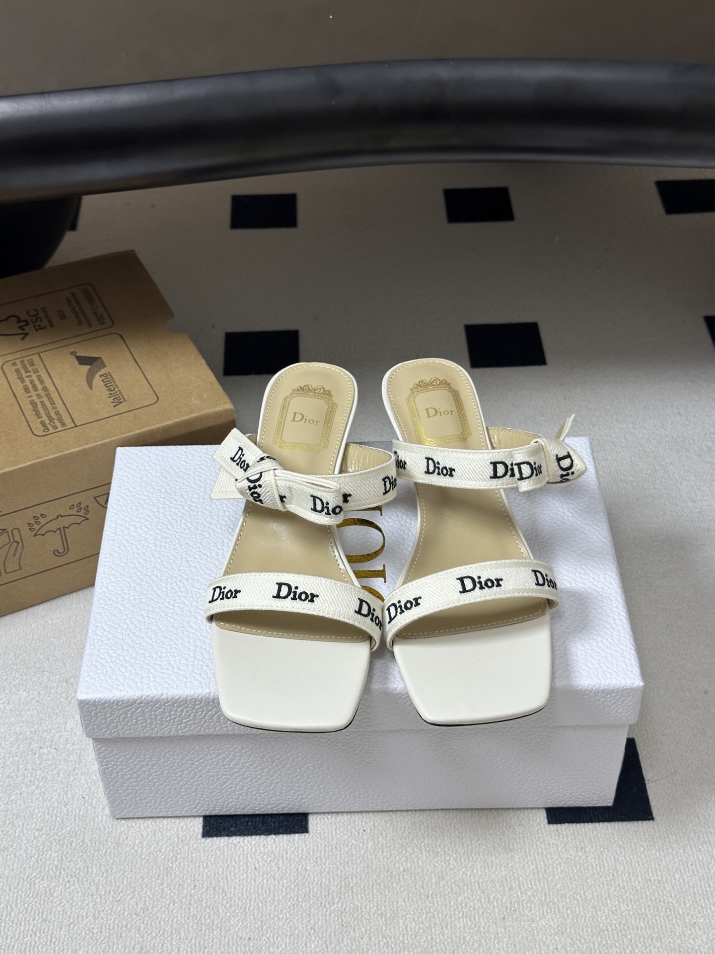 26ss春夏新款Dior 迪奥 J'Adior 饰带高跟凉鞋 CD字母刺绣织带蝴蝶结高跟凉拖鞋小猫跟拖鞋 这款 J'Ad 26ss春夏新款Dior 迪奥 J'Adior 饰带高跟凉鞋 CD字母刺绣织带蝴蝶结高跟凉拖鞋小猫跟拖鞋 这款 J'Ad
