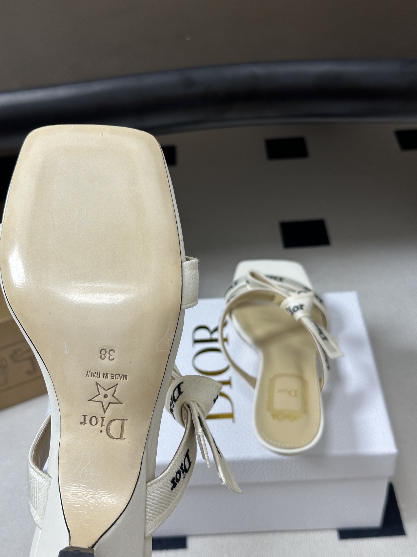 26ss春夏新款Dior 迪奥 J'Adior 饰带高跟凉鞋 CD字母刺绣织带蝴蝶结高跟凉拖鞋小猫跟拖鞋 这款 J'Ad 26ss春夏新款Dior 迪奥 J'Adior 饰带高跟凉鞋 CD字母刺绣织带蝴蝶结高跟凉拖鞋小猫跟拖鞋 这款 J'Ad