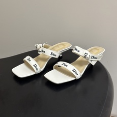 26ss春夏新款Dior 迪奥 J'Adior 饰带高跟凉鞋 CD字母刺绣织带蝴蝶结高跟凉拖鞋小猫跟拖鞋 这款 J'Ad 26ss春夏新款Dior 迪奥 J'Adior 饰带高跟凉鞋 CD字母刺绣织带蝴蝶结高跟凉拖鞋小猫跟拖鞋 这款 J'Ad