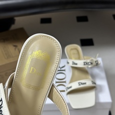 26ss春夏新款Dior 迪奥 J'Adior 饰带高跟凉鞋 CD字母刺绣织带蝴蝶结高跟凉拖鞋小猫跟拖鞋 这款 J'Ad 26ss春夏新款Dior 迪奥 J'Adior 饰带高跟凉鞋 CD字母刺绣织带蝴蝶结高跟凉拖鞋小猫跟拖鞋 这款 J'Ad