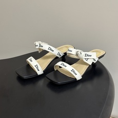 26ss春夏新款Dior 迪奥 J'Adior 饰带高跟凉鞋 CD字母刺绣织带蝴蝶结高跟凉拖鞋小猫跟拖鞋 这款 J'Ad 26ss春夏新款Dior 迪奥 J'Adior 饰带高跟凉鞋 CD字母刺绣织带蝴蝶结高跟凉拖鞋小猫跟拖鞋 这款 J'Ad