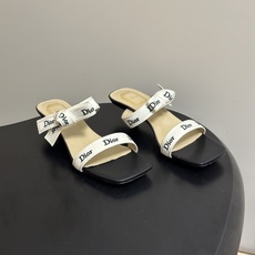 26ss春夏新款Dior 迪奥 J'Adior 饰带高跟凉鞋 CD字母刺绣织带蝴蝶结高跟凉拖鞋小猫跟拖鞋 这款 J'Ad 26ss春夏新款Dior 迪奥 J'Adior 饰带高跟凉鞋 CD字母刺绣织带蝴蝶结高跟凉拖鞋小猫跟拖鞋 这款 J'Ad