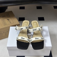 26ss春夏新款Dior 迪奥 J'Adior 饰带高跟凉鞋 CD字母刺绣织带蝴蝶结高跟凉拖鞋小猫跟拖鞋 这款 J'Ad 26ss春夏新款Dior 迪奥 J'Adior 饰带高跟凉鞋 CD字母刺绣织带蝴蝶结高跟凉拖鞋小猫跟拖鞋 这款 J'Ad