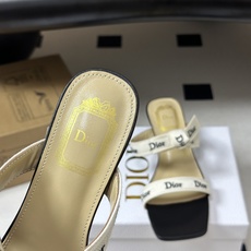 26ss春夏新款Dior 迪奥 J'Adior 饰带高跟凉鞋 CD字母刺绣织带蝴蝶结高跟凉拖鞋小猫跟拖鞋 这款 J'Ad 26ss春夏新款Dior 迪奥 J'Adior 饰带高跟凉鞋 CD字母刺绣织带蝴蝶结高跟凉拖鞋小猫跟拖鞋 这款 J'Ad