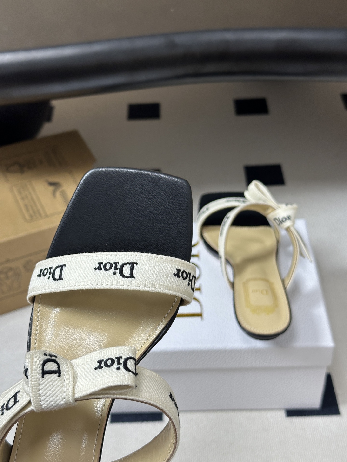 26ss春夏新款Dior 迪奥 J'Adior 饰带高跟凉鞋 CD字母刺绣织带蝴蝶结高跟凉拖鞋小猫跟拖鞋 这款 J'Ad 26ss春夏新款Dior 迪奥 J'Adior 饰带高跟凉鞋 CD字母刺绣织带蝴蝶结高跟凉拖鞋小猫跟拖鞋 这款 J'Ad