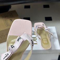 26ss春夏新款Dior 迪奥 J'Adior 饰带人字拖鞋 经典 CD字母刺绣织带蝴蝶结高跟夹脚凉拖鞋小矮跟/小猫跟拖 26ss春夏新款Dior 迪奥 J'Adior 饰带人字拖鞋 经典 CD字母刺绣织带蝴蝶结高跟夹脚凉拖鞋小矮跟/小猫跟拖