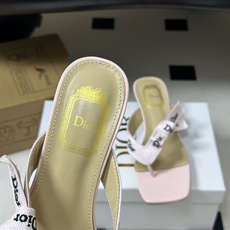 26ss春夏新款Dior 迪奥 J'Adior 饰带人字拖鞋 经典 CD字母刺绣织带蝴蝶结高跟夹脚凉拖鞋小矮跟/小猫跟拖 26ss春夏新款Dior 迪奥 J'Adior 饰带人字拖鞋 经典 CD字母刺绣织带蝴蝶结高跟夹脚凉拖鞋小矮跟/小猫跟拖