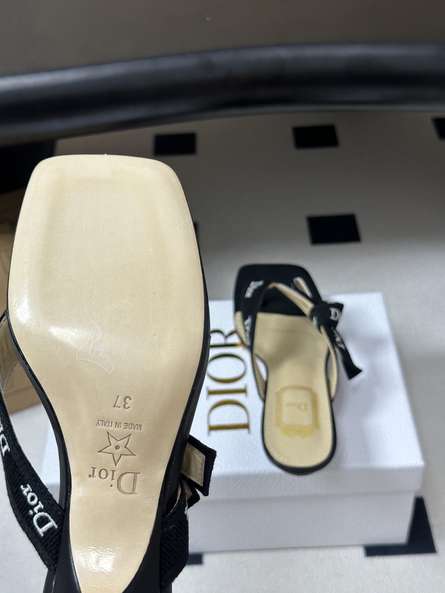 26ss春夏新款Dior 迪奥 J'Adior 饰带人字拖鞋 经典 CD字母刺绣织带蝴蝶结高跟夹脚凉拖鞋小矮跟/小猫跟拖 26ss春夏新款Dior 迪奥 J'Adior 饰带人字拖鞋 经典 CD字母刺绣织带蝴蝶结高跟夹脚凉拖鞋小矮跟/小猫跟拖