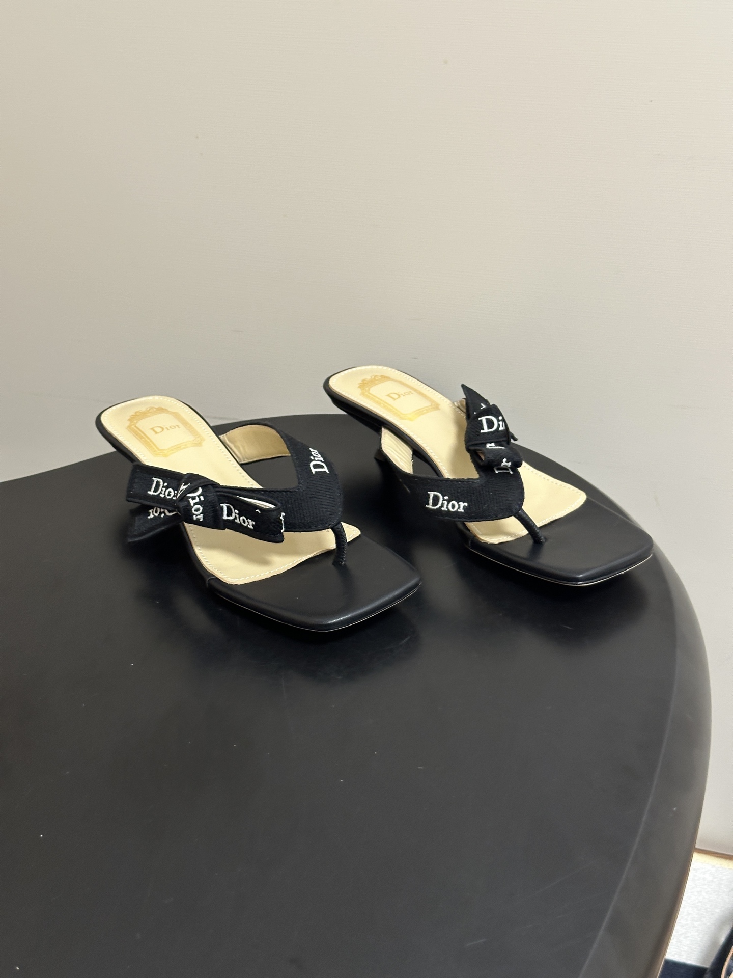 26ss春夏新款Dior 迪奥 J'Adior 饰带人字拖鞋 经典 CD字母刺绣织带蝴蝶结高跟夹脚凉拖鞋小矮跟/小猫跟拖 26ss春夏新款Dior 迪奥 J'Adior 饰带人字拖鞋 经典 CD字母刺绣织带蝴蝶结高跟夹脚凉拖鞋小矮跟/小猫跟拖