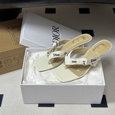 26ss春夏新款Dior 迪奥 J'Adior 饰带人字拖鞋 经典 CD字母刺绣织带蝴蝶结高跟夹脚凉拖鞋小矮跟/小猫跟拖 26ss春夏新款Dior 迪奥 J'Adior 饰带人字拖鞋 经典 CD字母刺绣织带蝴蝶结高跟夹脚凉拖鞋小矮跟/小猫跟拖