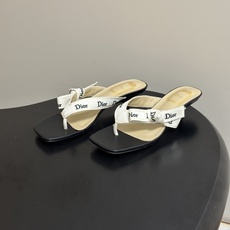 26ss春夏新款Dior 迪奥 J'Adior 饰带人字拖鞋 经典 CD字母刺绣织带蝴蝶结高跟夹脚凉拖鞋小矮跟/小猫跟拖 26ss春夏新款Dior 迪奥 J'Adior 饰带人字拖鞋 经典 CD字母刺绣织带蝴蝶结高跟夹脚凉拖鞋小矮跟/小猫跟拖