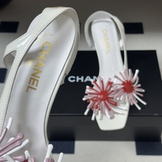 Chanel 香奈儿2026秋冬新款 小香走秀款太阳花朵后扣凉鞋小方头高跟凉鞋 法式一字带+方头细跟设计,真皮材质,黑白 Chanel 香奈儿2026秋冬新款 小香走秀款太阳花朵后扣凉鞋小方头高跟凉鞋 法式一字带+方头细跟设计,真皮材质,黑白